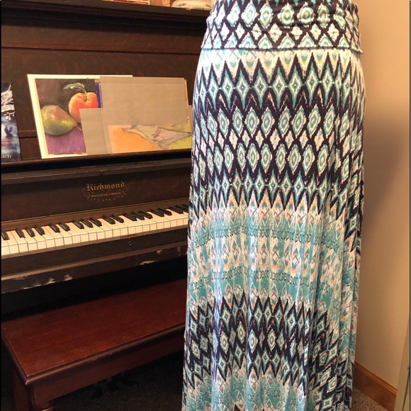 Beautiful Maxi Skirt by Design history size M